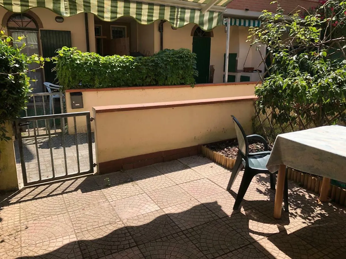 Apartment Appartamento Curato Con Giardino Marina Romea Italy
